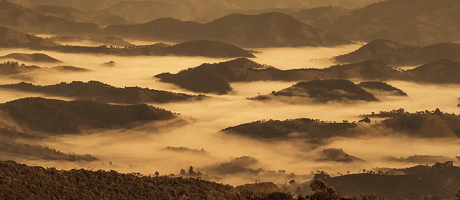 Mar de morros da Serra da Mantiqueira ao amanhecer