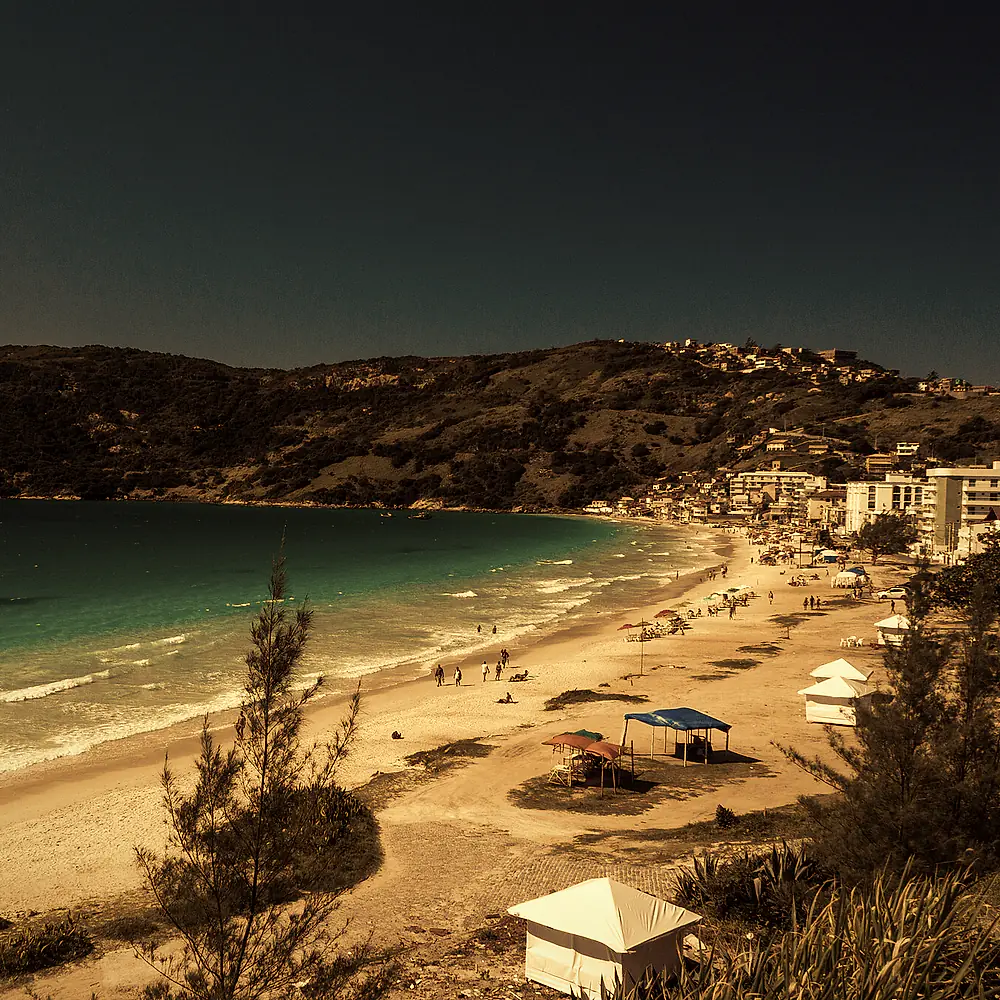 Prainha de águas azuis em Arraial do Cabo