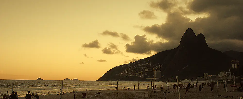 Pôr do sol na praia de Ipanema com o Morro Dois Irmãos