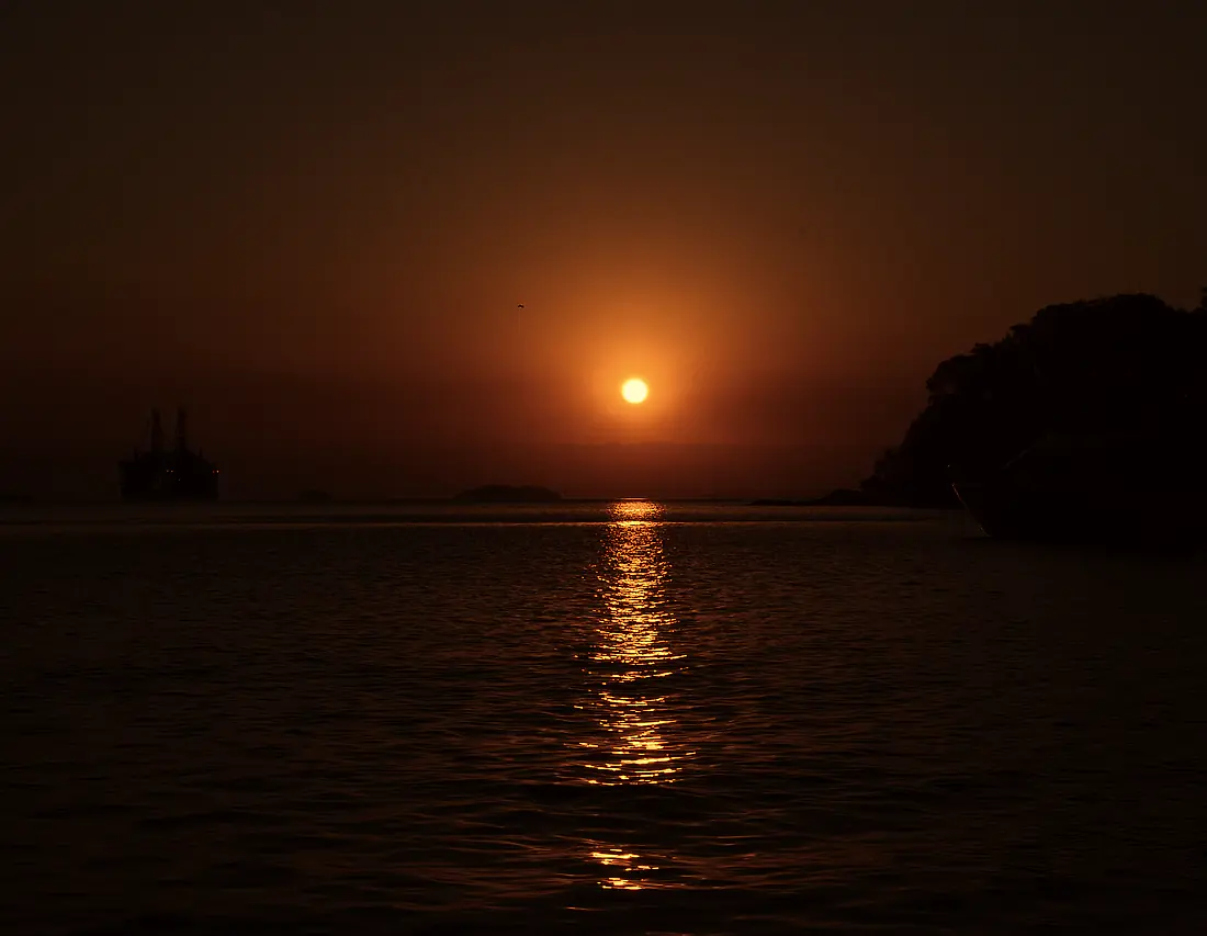 Pôr do sol sobre o mar em Ilha Grande