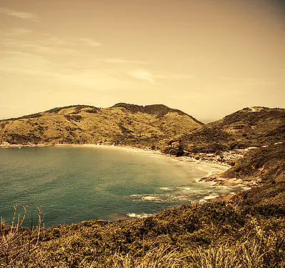 Enseada de mar azul em Búzios