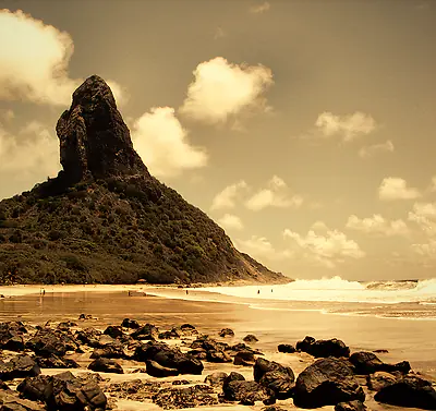 Praia do Cachorro e Morro do Pico em Fernando de Noronha