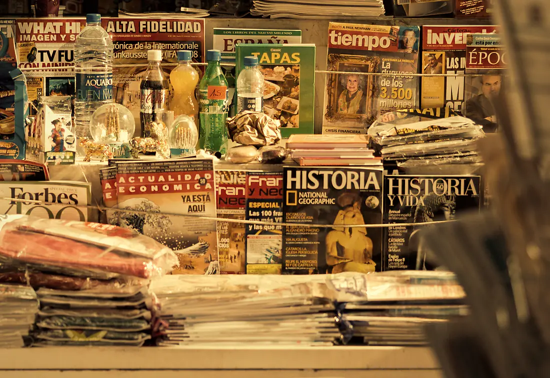Revistas de viagem e cultura expostas em uma banca