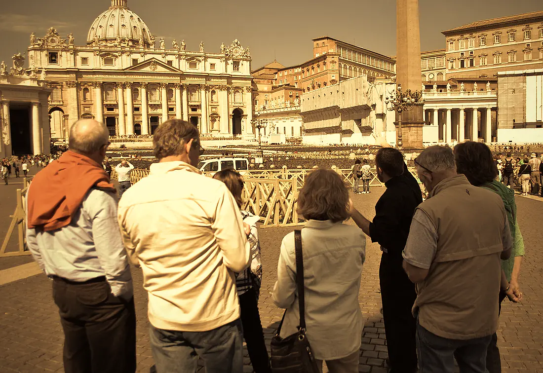 Grupo de turistas acompanhando um guia