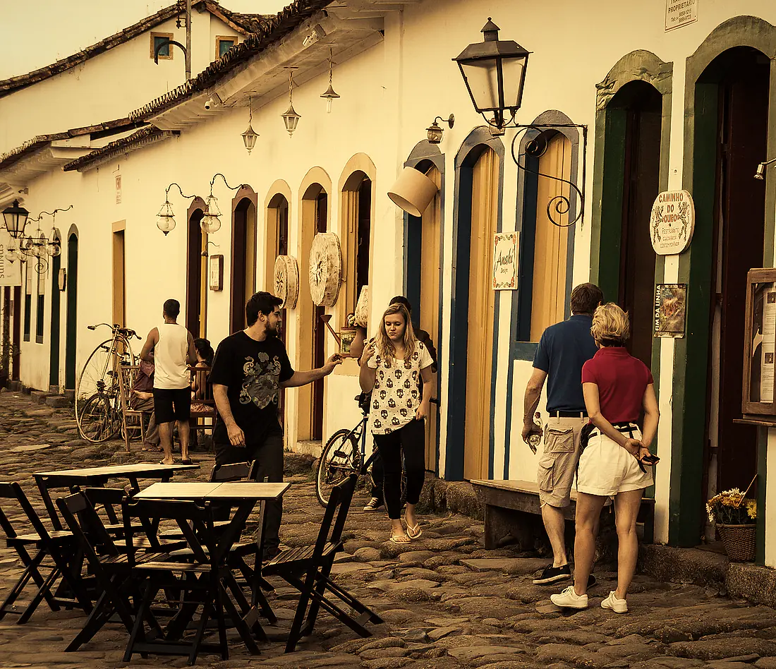 Rua de pedra com casario colonial e lojas em Paraty
